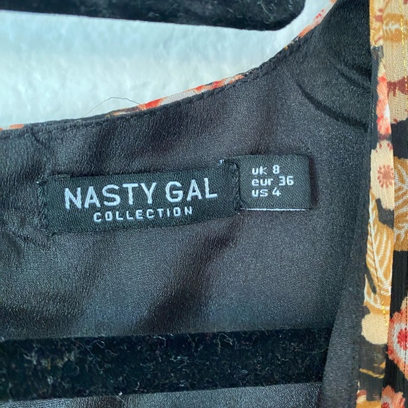 Nasty Gal Long Sleeve Floral dress. Buttons up the front and zipper in the back - Picture 4 of 5